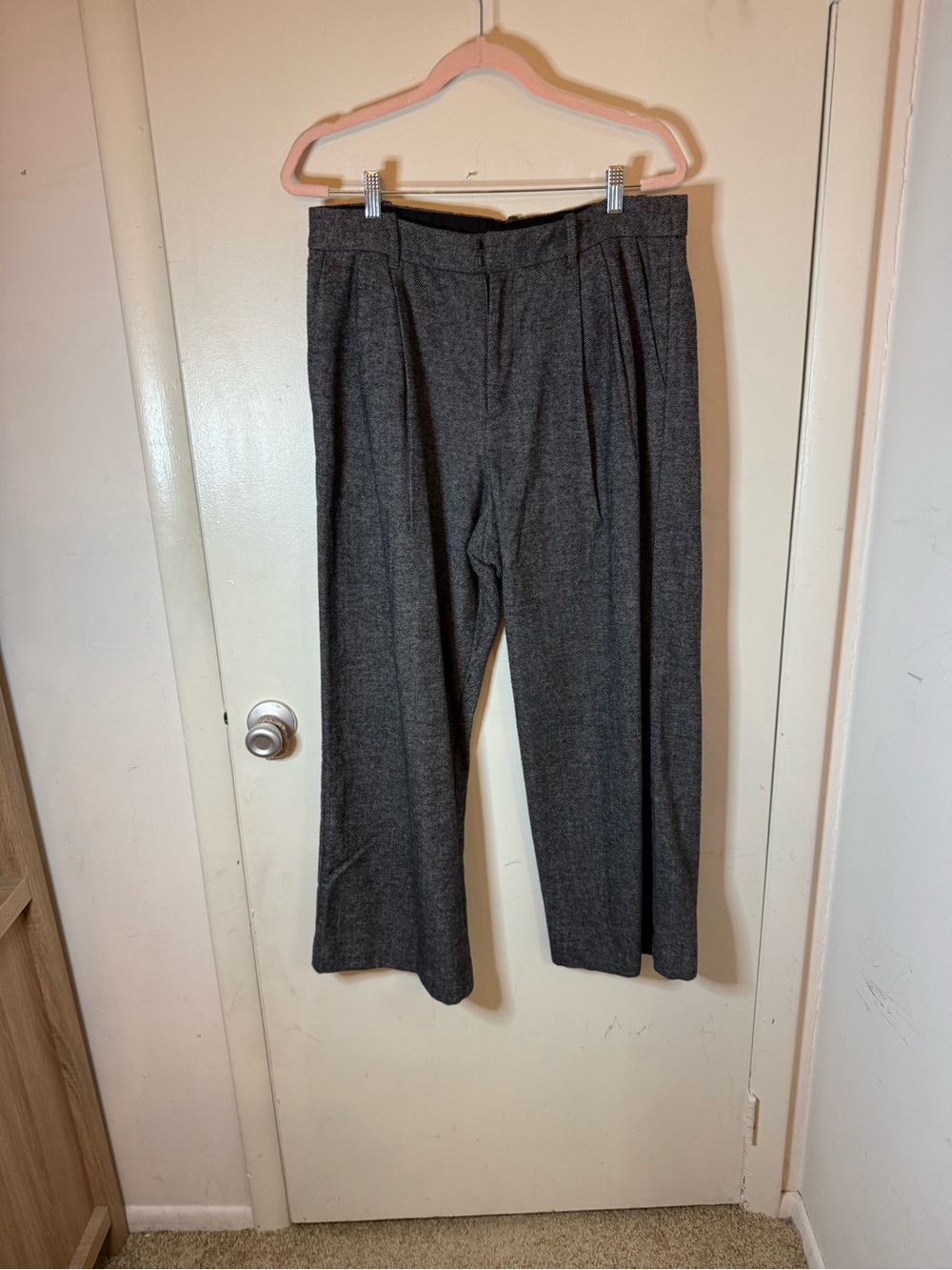 GAP Women's Dark Gray Wide-Leg Pleated Trousers - Picture 4 of 6